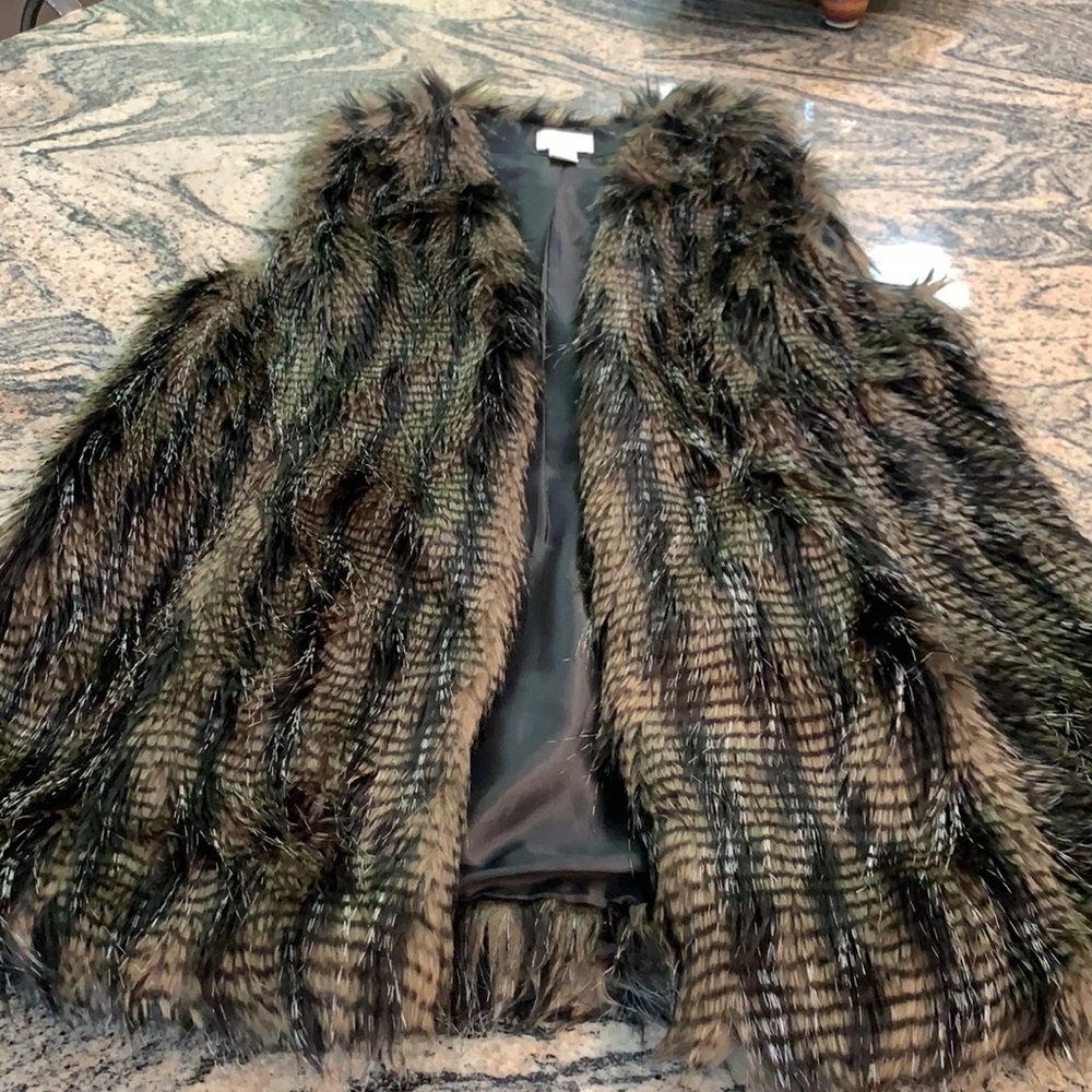 Chico’s faux fur white, brown, and taupe vest. Mint condition! Great for fall